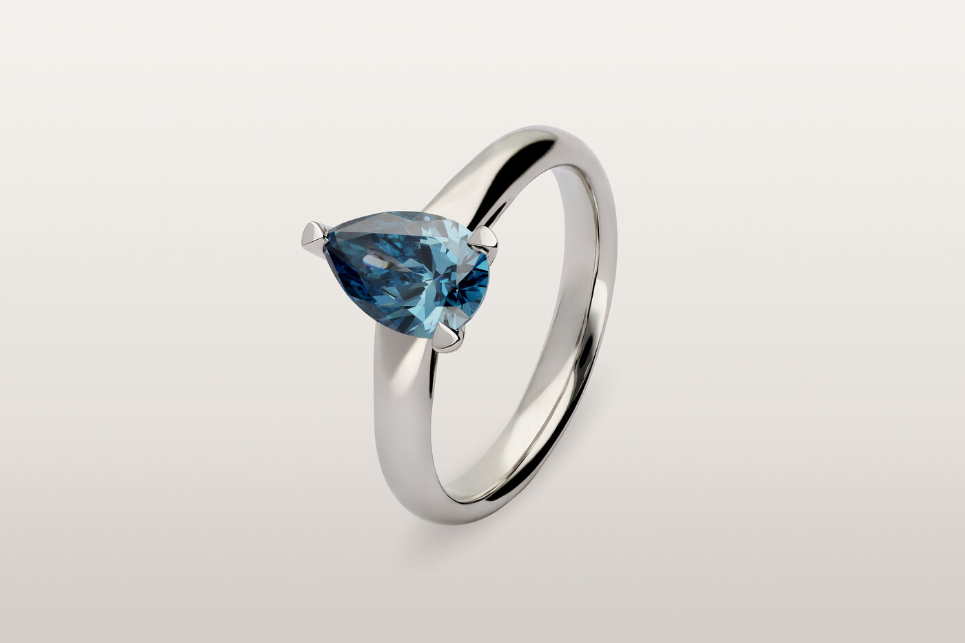 Anillo Solitaire Blue Pear Anillo Solitaire Blue Pear