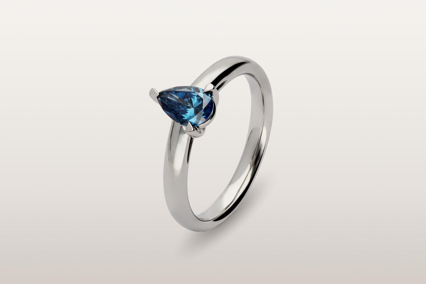 Anillo Solitaire Blue Pear Anillo Solitaire Blue Pear